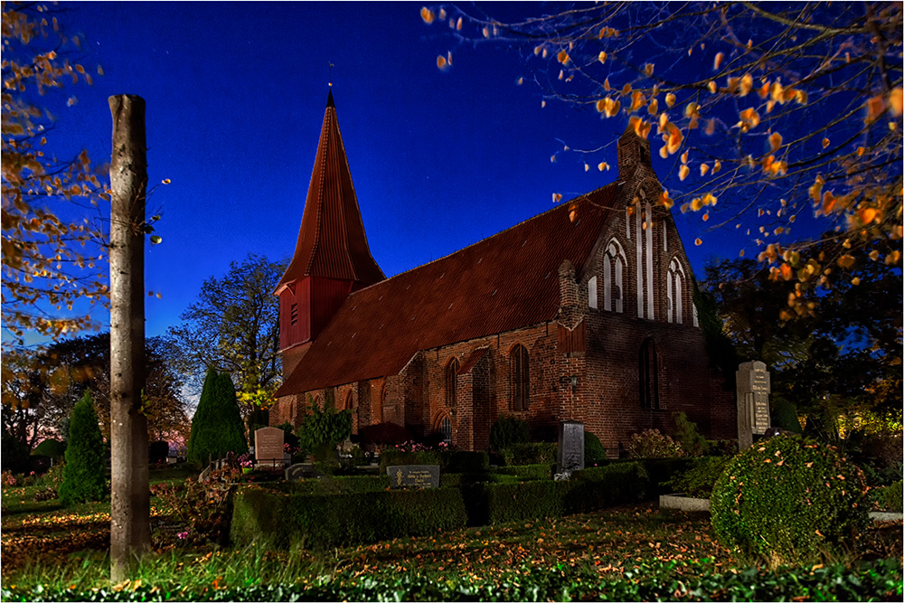 Die kleine Dorfkirche in Altefähr auf der Insel Rügen