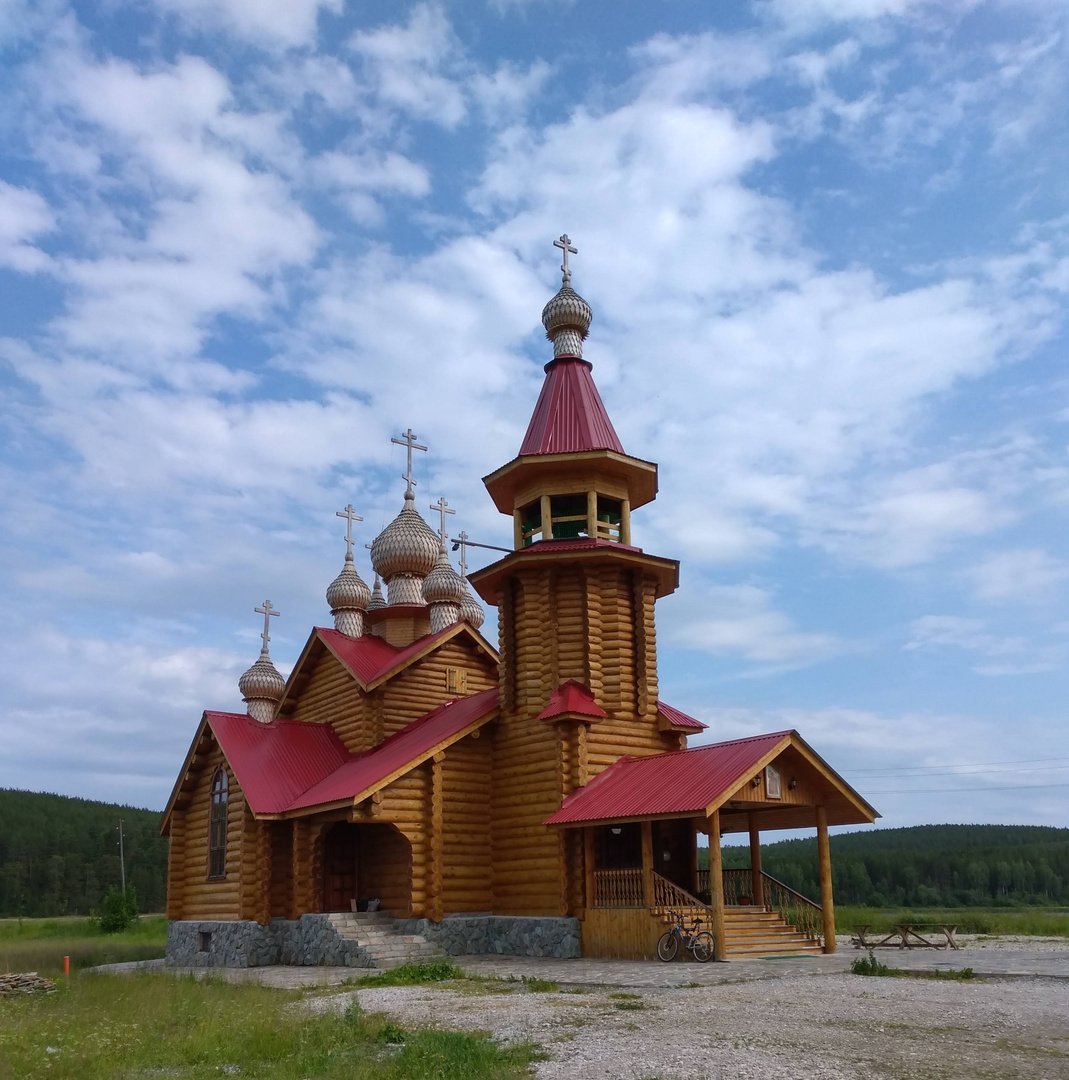 Die kleine Dorfkirche (Marinsk, Ural)
