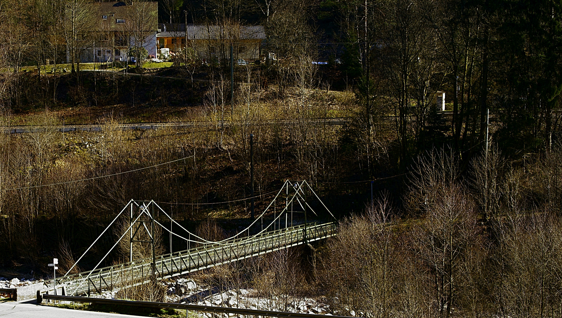 Die kleine Fußgängerbrücke (zur S-Bahnhaltestelle) über die Murg bei Kirschbaumwasen.