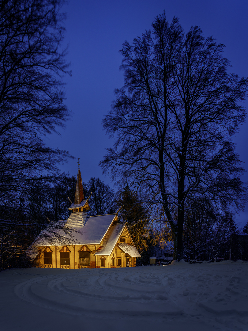 Die kleine Holzkirche ...