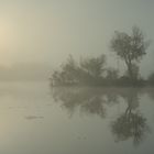 die kleine Insel und der morgendliche Hochnebel