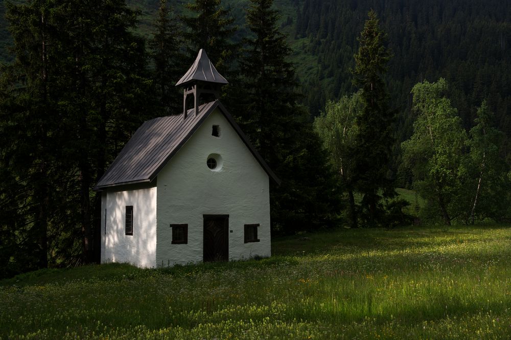 Die kleine Kapelle am Waldesrand