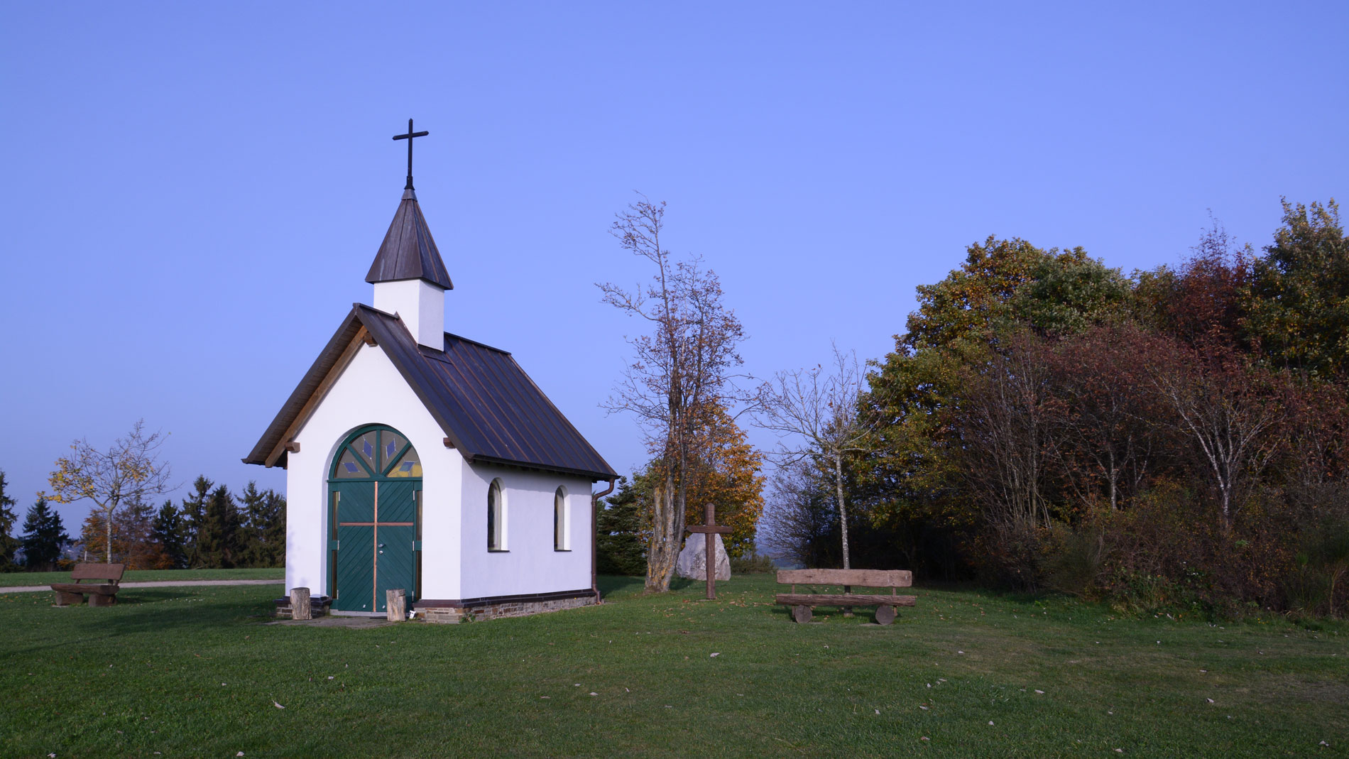 Die kleine Kapelle  mit dem alten Kottenborner Kreuz