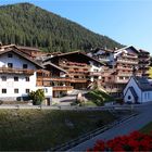 Die kleine Kapelle vor dem großen Hotel