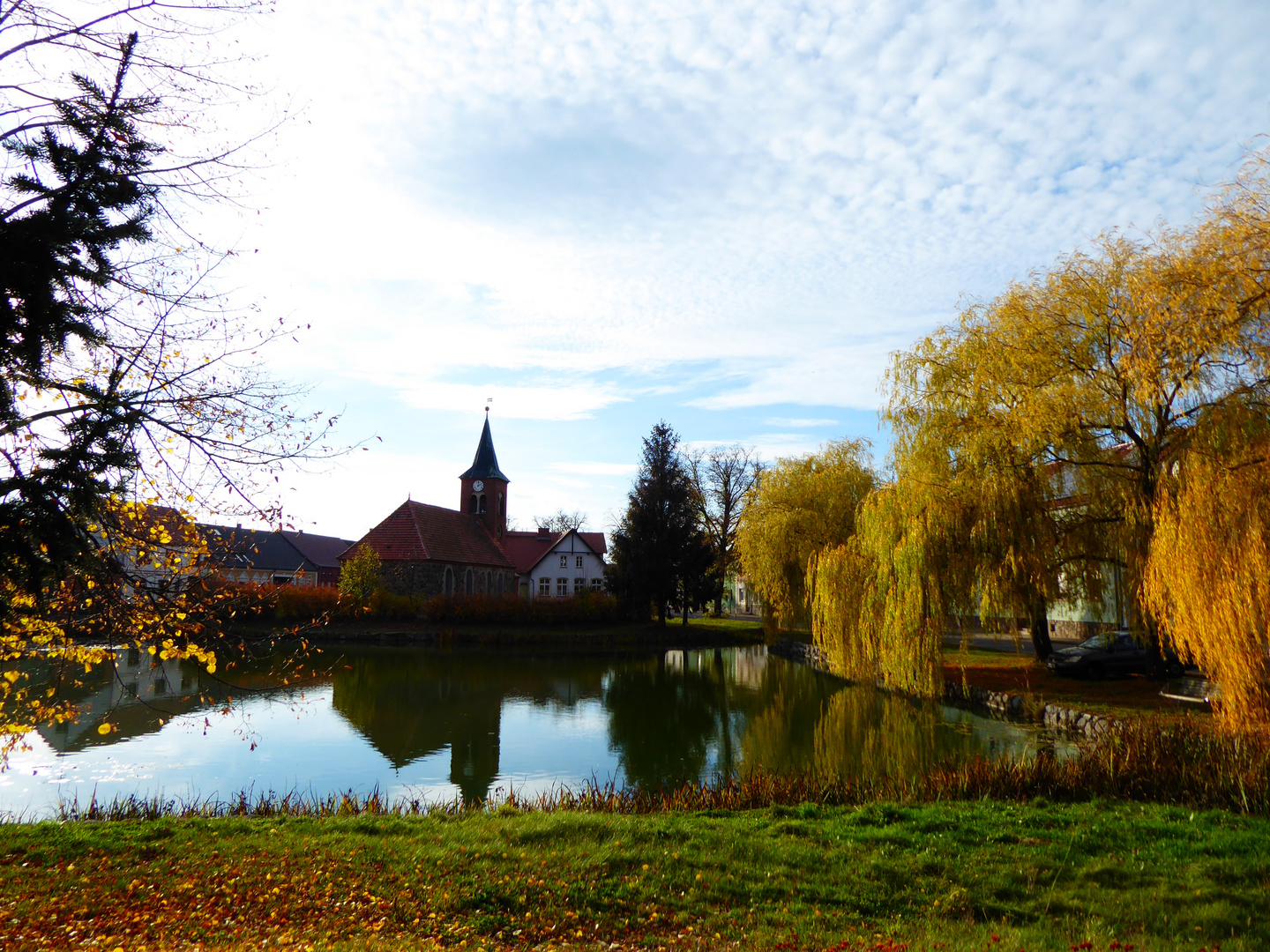 Die kleine Kirche am Dorfteich