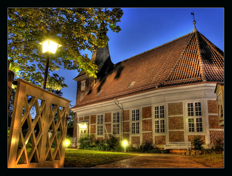 Die kleine Kirche St. Salvatoris bei Nacht