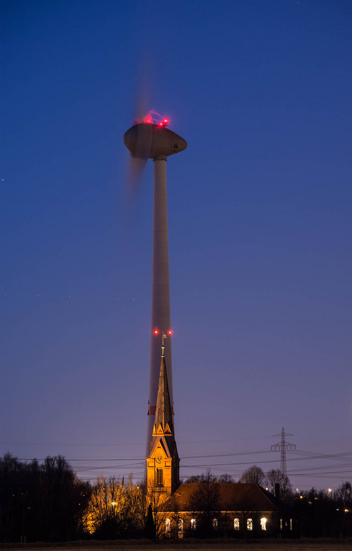 Die kleine Kirche und das Windrad