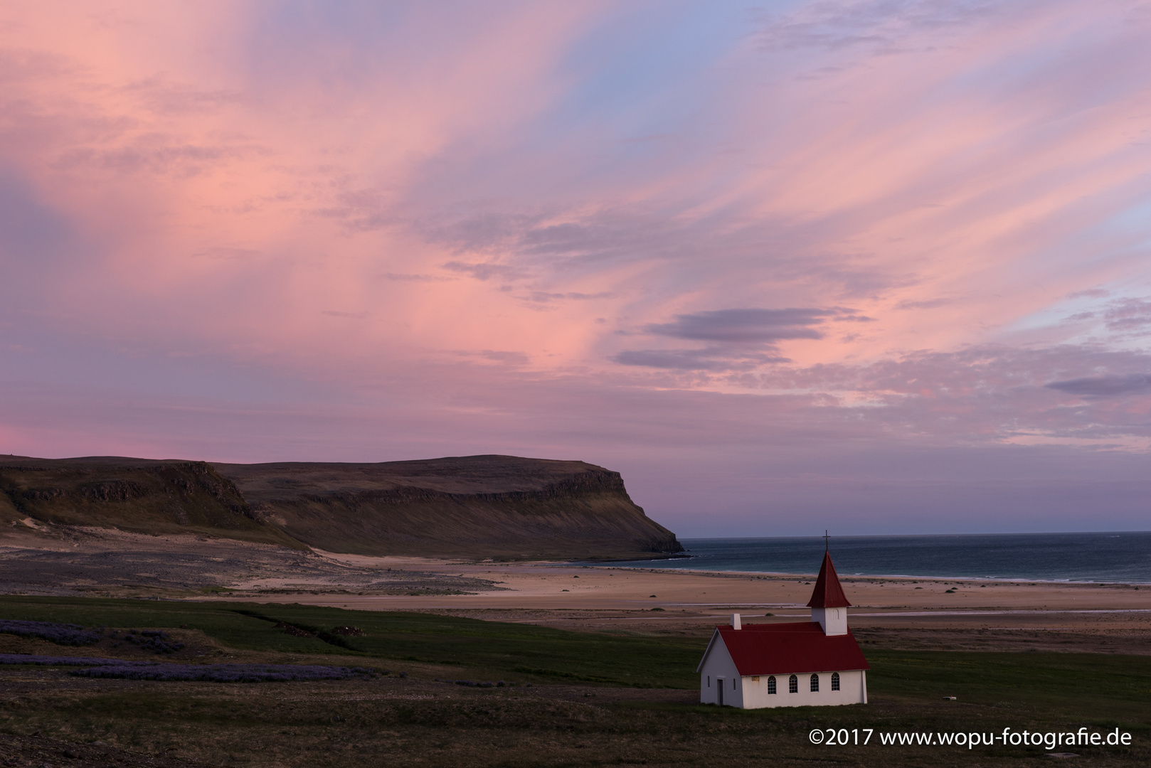 Die kleine Kirche von Breidavik