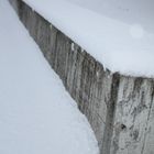 Die kleine Mauer liegt im Schnee