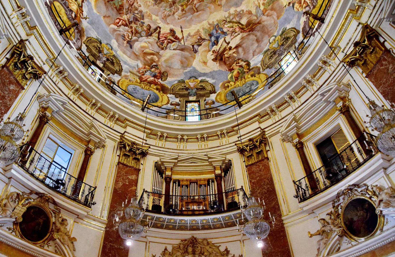 Die kleine Orgel unter der Kuppel