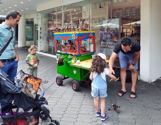 die kleine Puppenspielerin