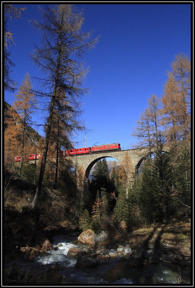 Die Kleine Rote (Rhätische Bahn) im spätherbstlichen Albulatal