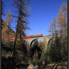 Die Kleine Rote (Rhätische Bahn) im spätherbstlichen Albulatal