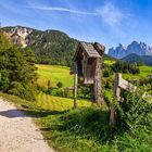 die kleine Schwester auf dem Weg zur Kirche St. Magdalena im Villnösstal anschieben