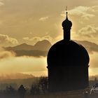 Die kleine St. Veitskapelle mit Wendelstein links und Breitenstein rechts