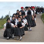 Die Kleinen führen den Festzug an