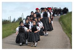 Die Kleinen führen den Festzug an