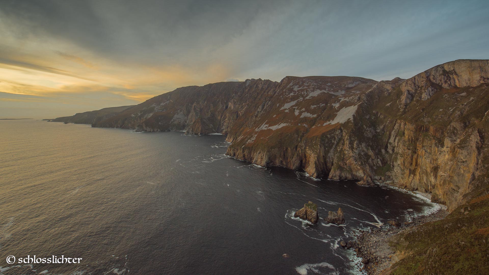 Die Klippen von Slieve League im Westen der irischen Grafschaft Donegal am Atlantischen Ozean