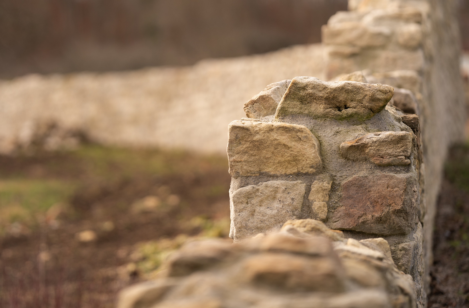 Die klösterliche Mauer