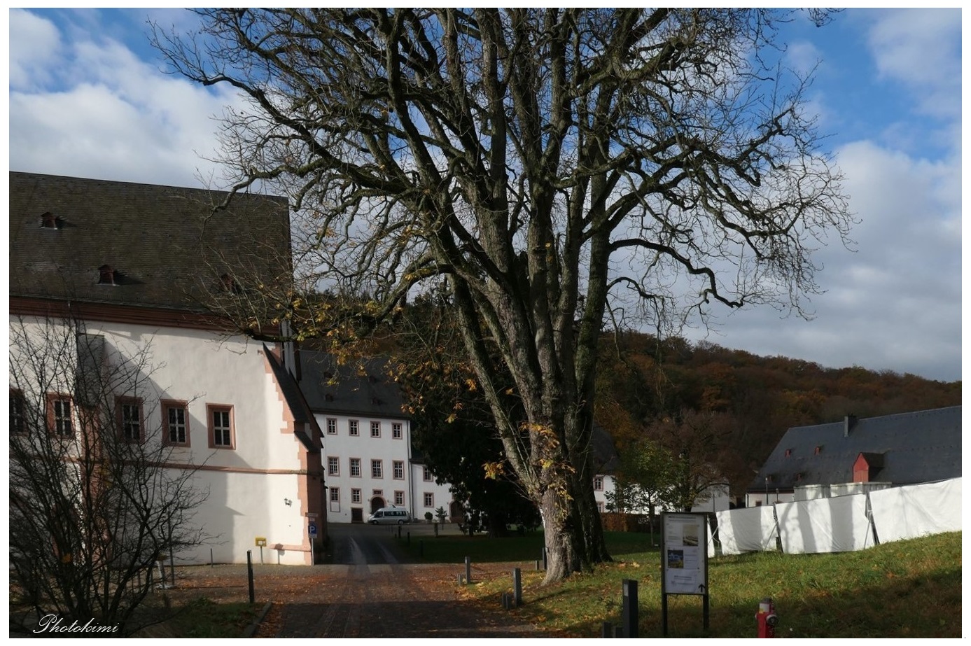 Die Kloster-Anlage in der Herbst Sonne