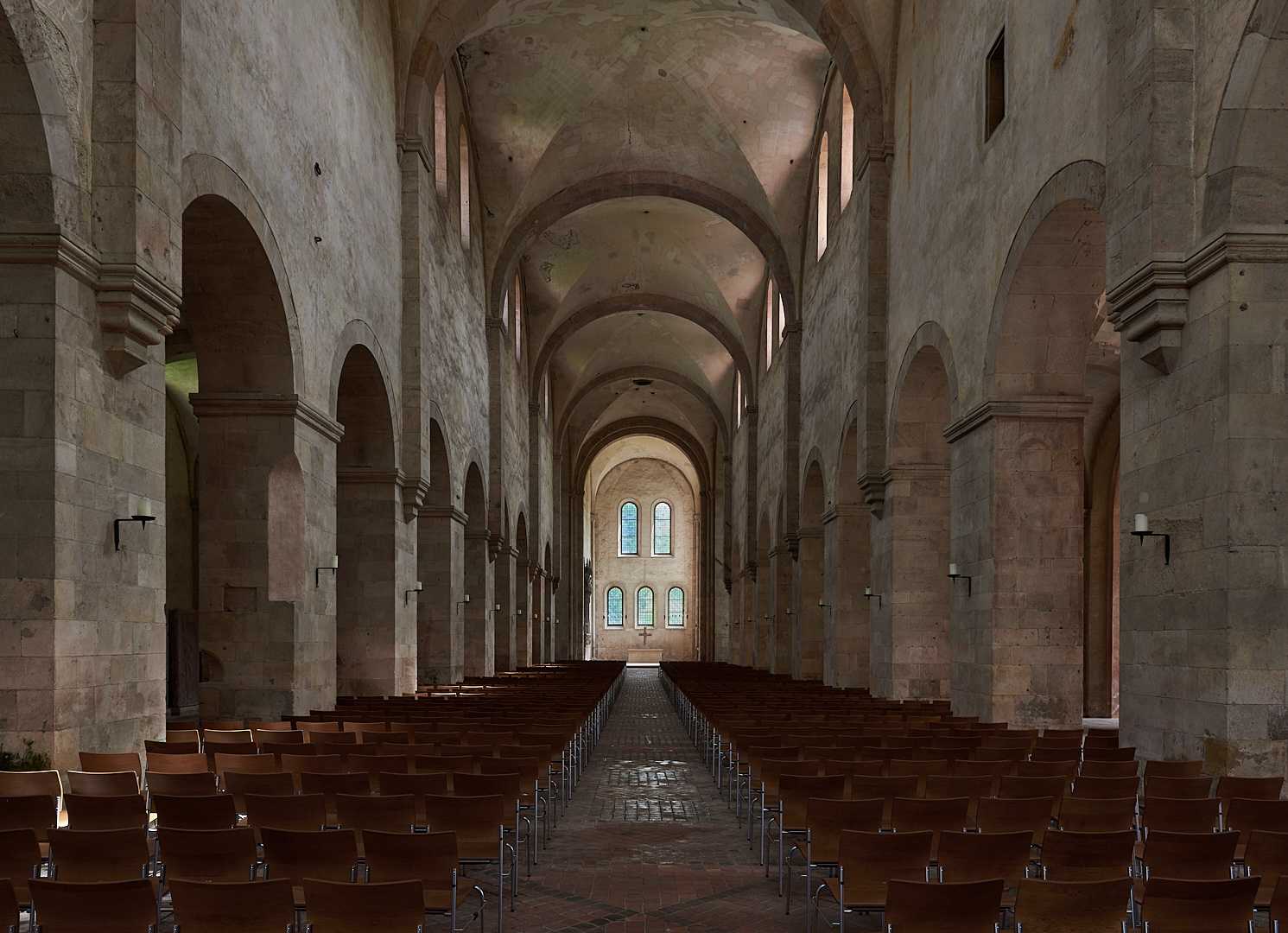 Die Klosterbasilika im Kloster Eberbach. Die Kirche bietet Platz für 1400 Zuhörer. Das Kreuz... 