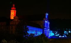 Die Klosterkirche in blau und rot