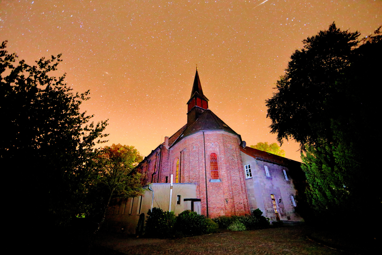 Die Klosterkirche Kerbscher Berg bei Nacht