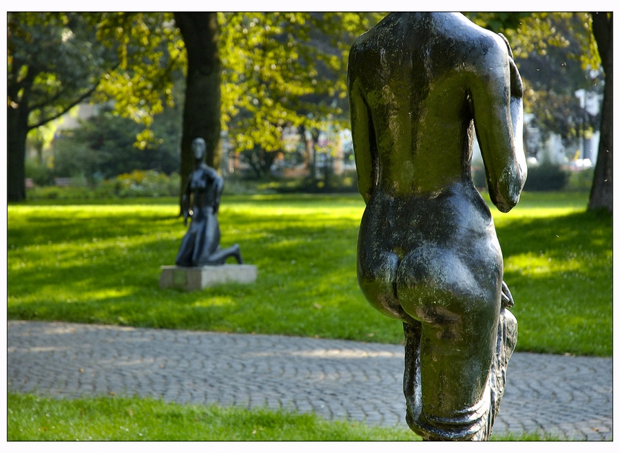 "Die Kniende" von hinten (Skulptur von Wilhelm Lehmbruck)