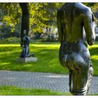 "Die Kniende" von hinten (Skulptur von Wilhelm Lehmbruck)