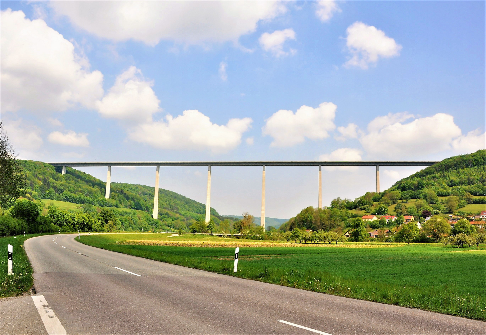 Die Kochertalbrücke in B/W bei Geislingen am Kocher