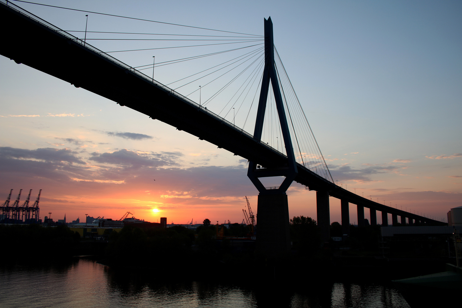 Die KÖHLBRAND BRÜCKE an Backbord...