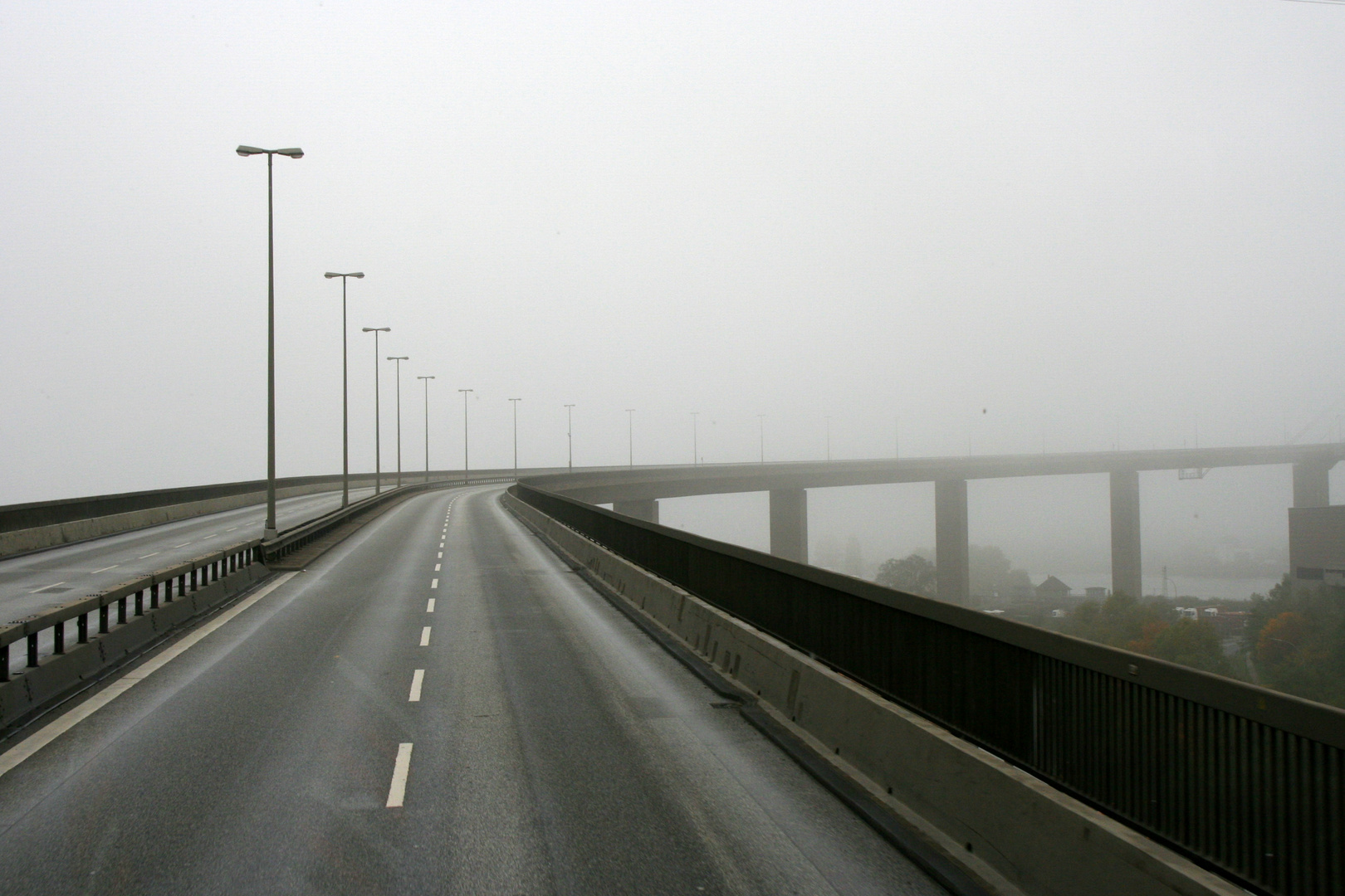 die Köhlbrandbrücke Hamburg im Nebel