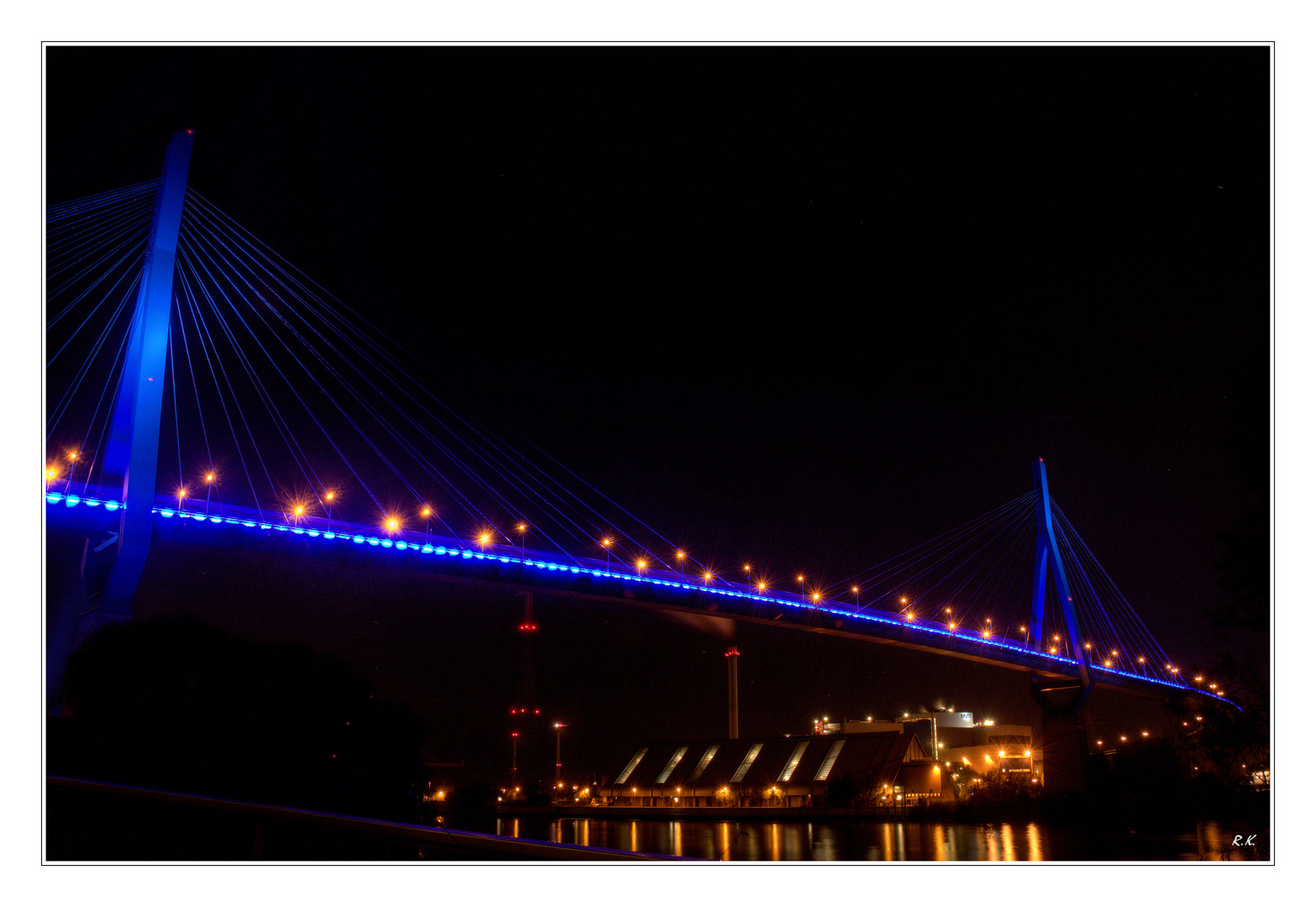 Die Köhlbrandbrücke in Blau