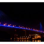 Die Köhlbrandbrücke in Blau