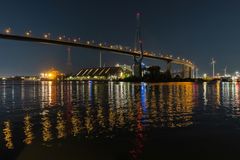 Die Köhlbrandbrücke und das glitzernde Wasser