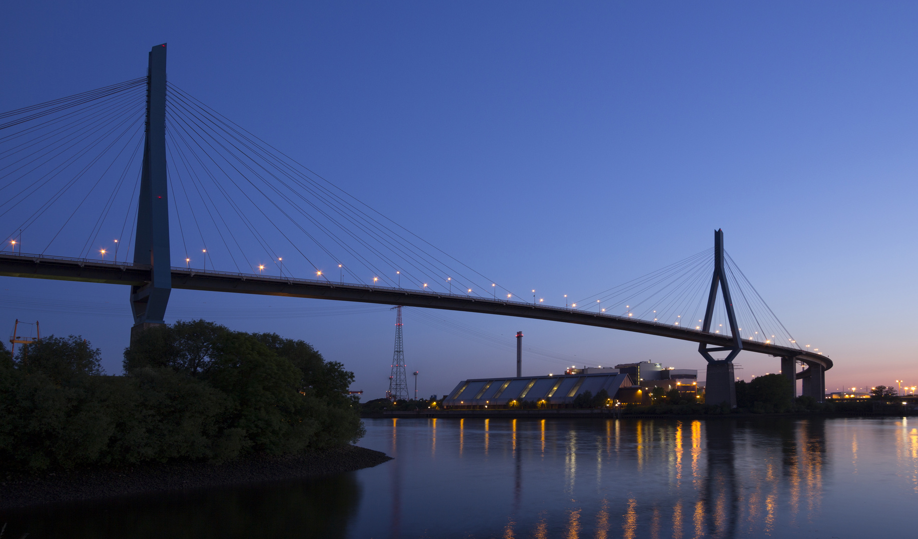 Die Köhlbrandtbrücke in Hamburg am Abend