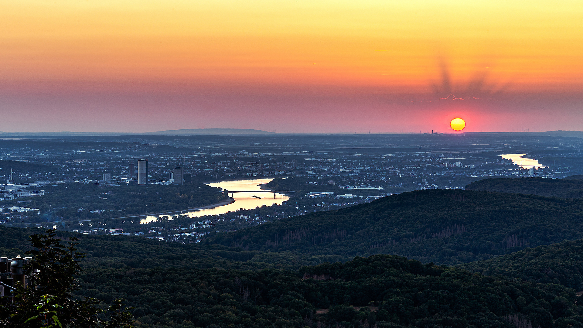 Die Köln-Bonner Bucht im Sonnenuntergang