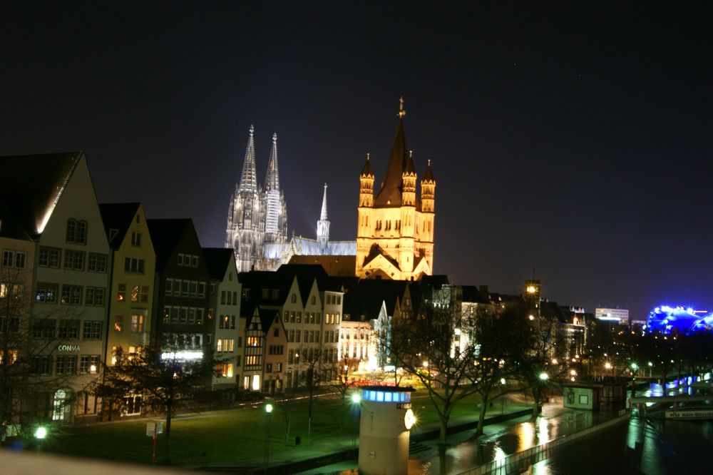 Die Kölner Altstadt bei Nacht und Hochwasser