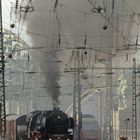 Die Kölner Hohenzollernbrücke mit all ihren Verkabelungen trotzdem unter Dampf