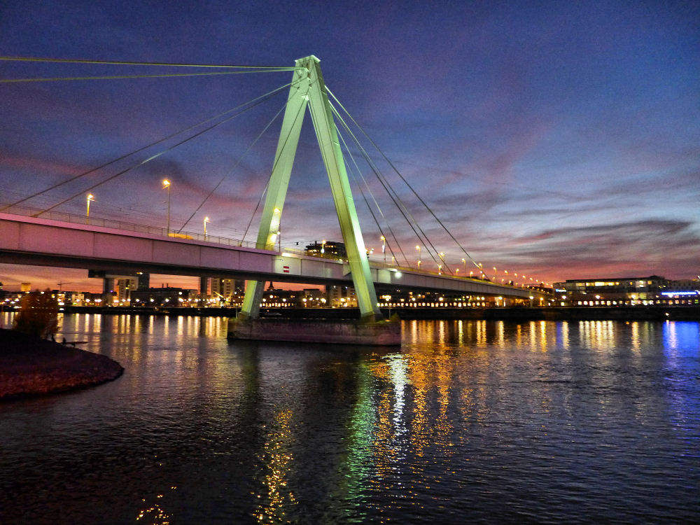 Die Kölner Severinsbrücke am Abend