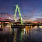 Die Kölner Severinsbrücke am Abend