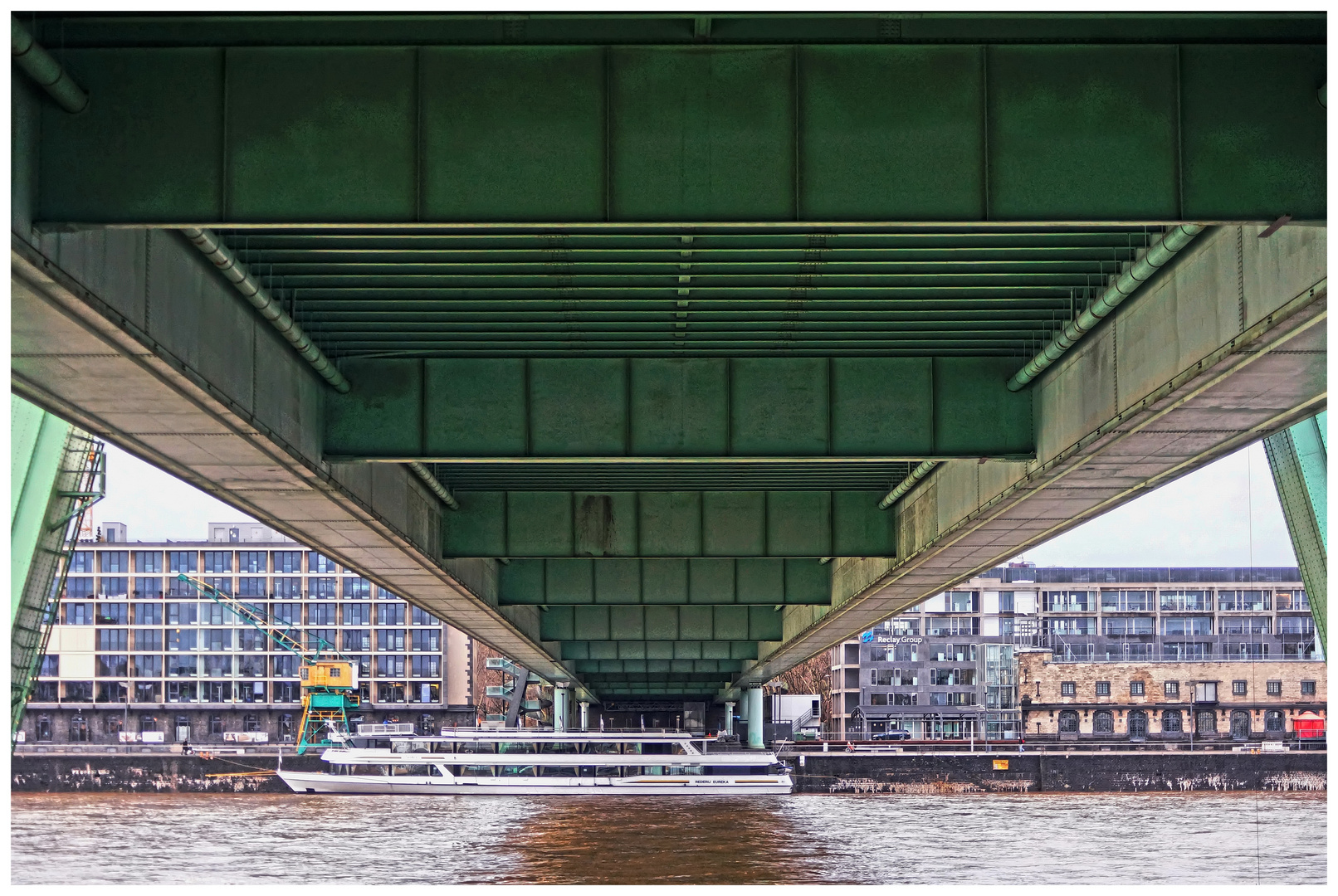 Die Kölner Severinsbrücke - von unten gesehen