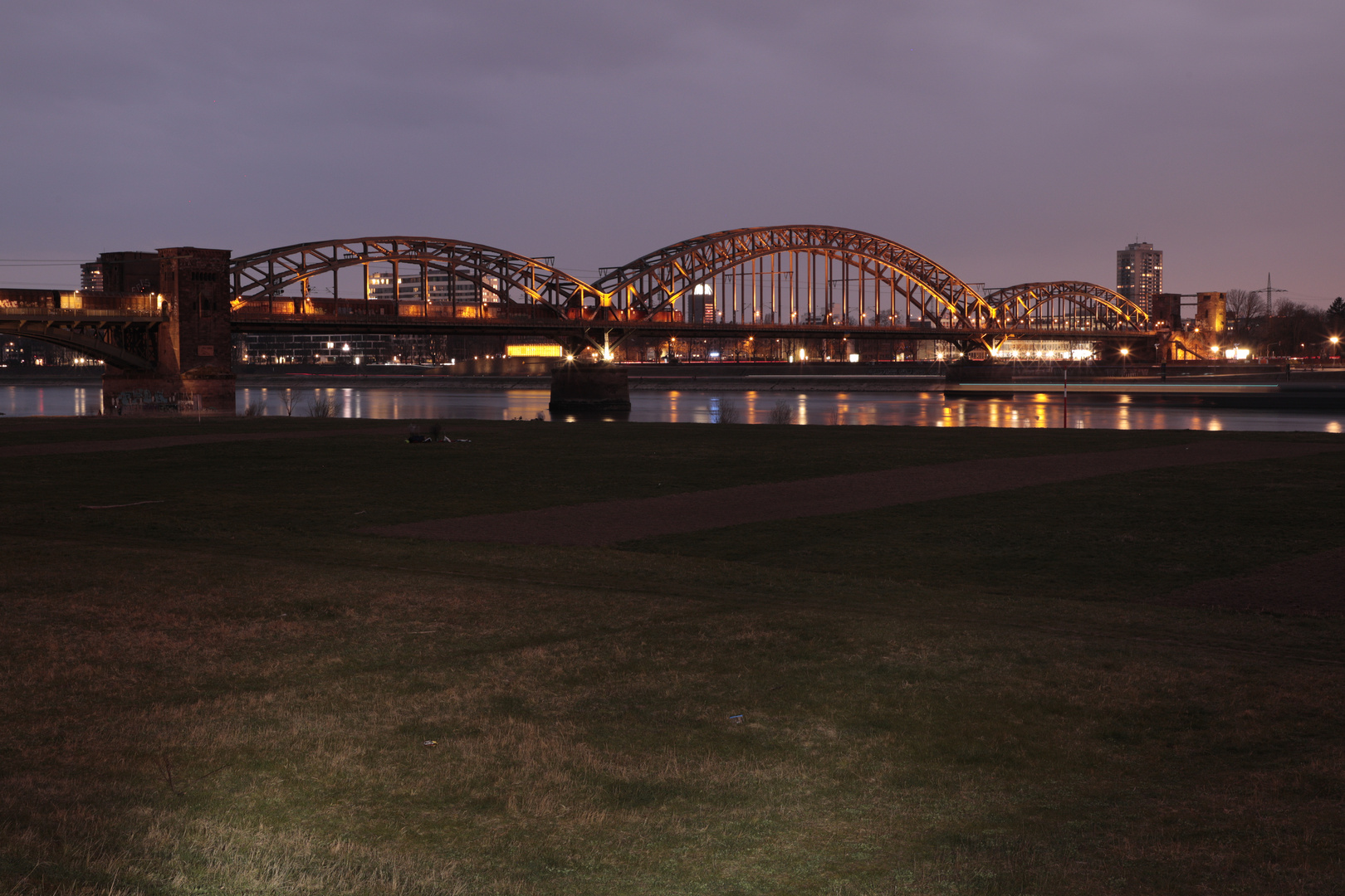 die Kölner Südbrücke am Abend