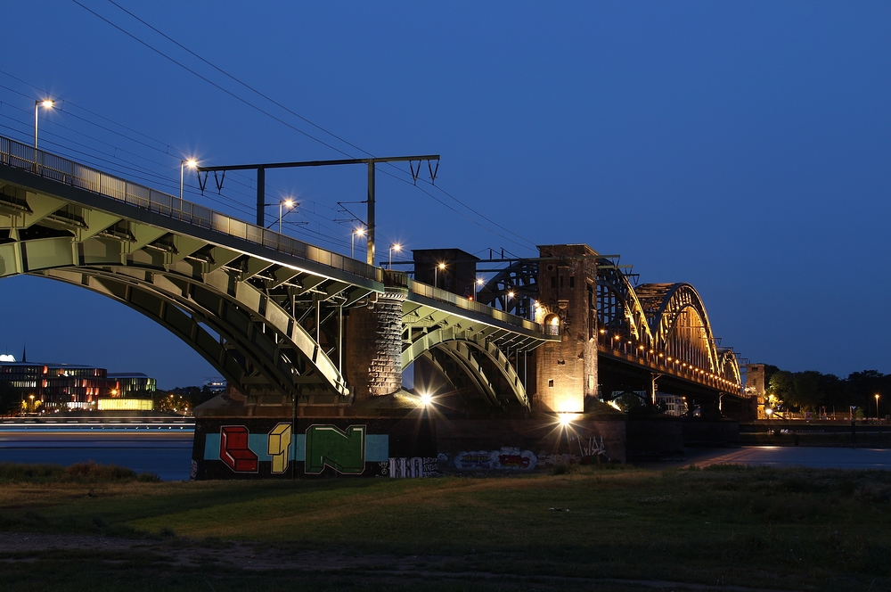 Die Kölner Südbrücke bei Nacht...