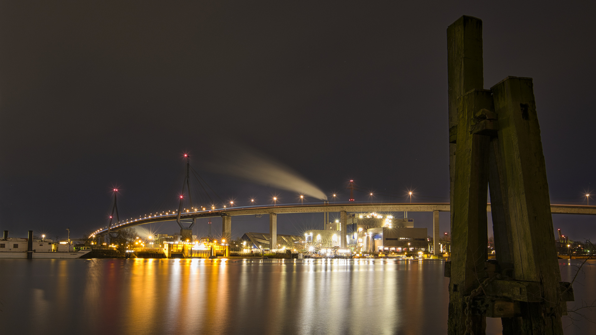 Die Kohlbrandbrücke Hamburg nach der blauen Stunde