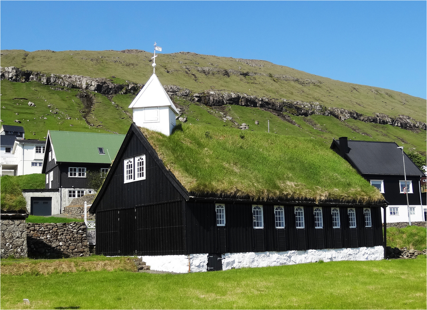 Die Kollafjørður Kirkja auf den Färöer Inseln