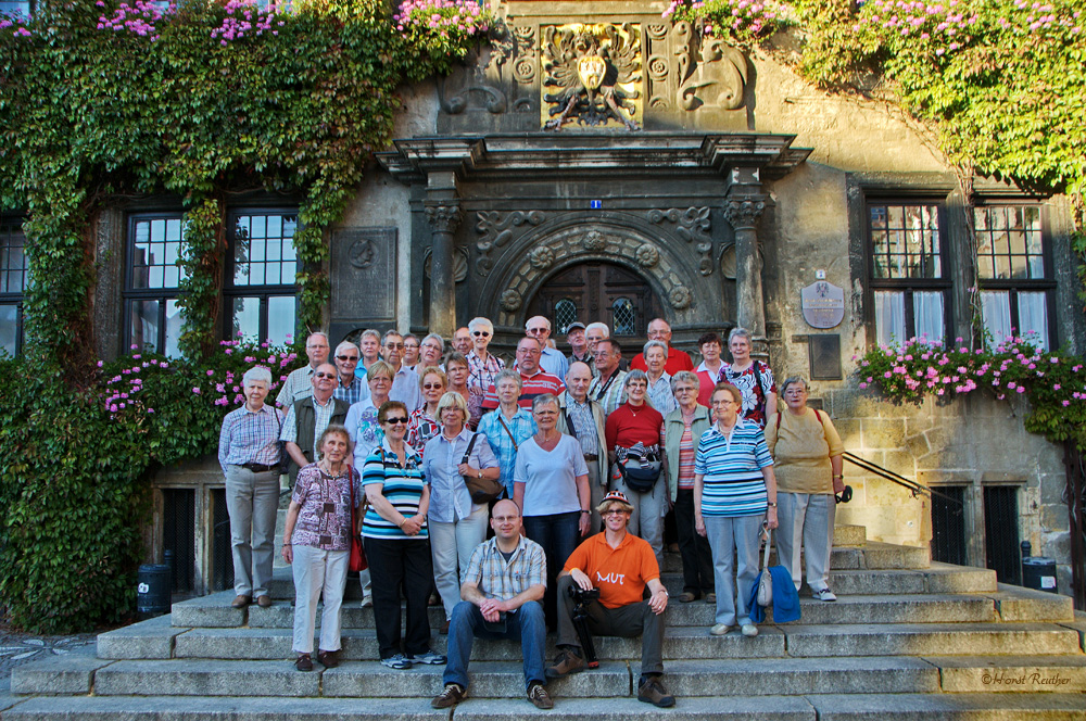 Die Kolpingfamilie Neheim vor dem Rathaus in Quedlinburg