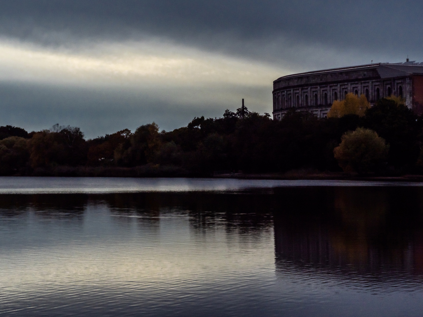 Die Kongresshalle am Dutzendteich…..