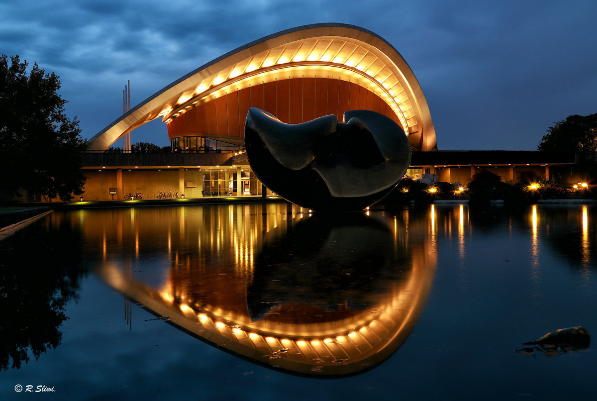 Die Kongresshalle (Schwangere Auster)