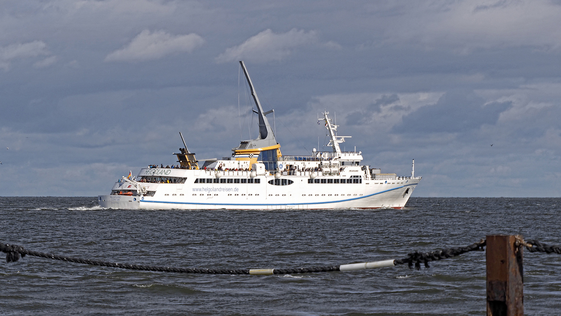 Die konventionelle Helgolandfähre mit Schraubenantrieb verlässt Cuxhaven.